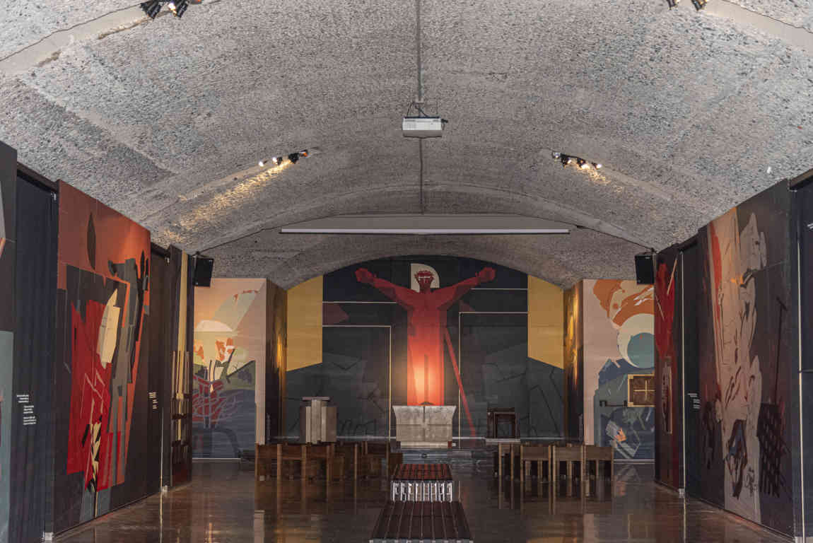 Guipúzcoa - Oñati 30 - santuario de Arantzazu - cripta.jpg